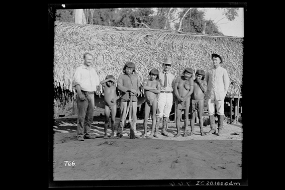 766 - Trabalhadores_com_Índios_da_Tribo_Caripuna_-_,_Acervo_do_Museu_Paulista_da_USP.jpg