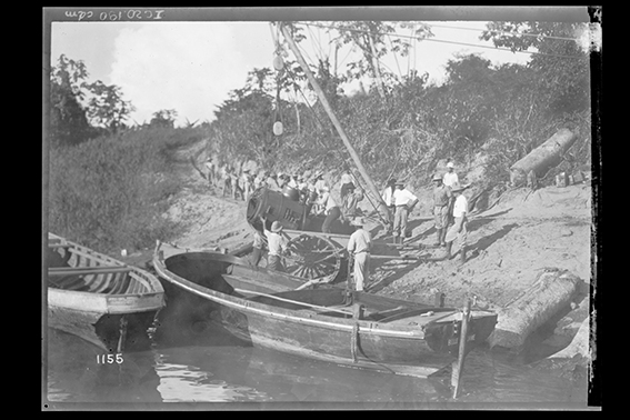 1155 - Grupo_de_Trabalhadores_e_Guindaste_em_Obras_de_Construção_na_Margem_de_Rio_-_,_Acervo_do_Museu_Paulista_da_USP.jpg