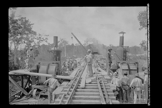 804 - Obras_em_Trecho_da_Via_Férrea._em_Primeiro_Plano,_Vê-Se_Betoneiras_Movidas_a_Vapor_-_,_Acervo_do_Museu_Paulista_da_USP.jpg