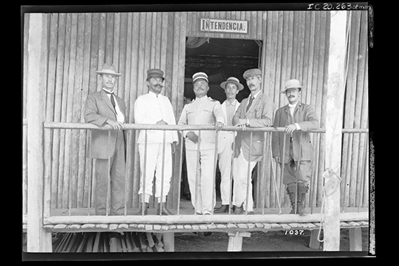 1087 - Intendência_de_Santo_Antonio_com_Policiais_Portando_Espingardas_Winchester_44_-_,_Acervo_do_Museu_Paulista_da_USP.jpg