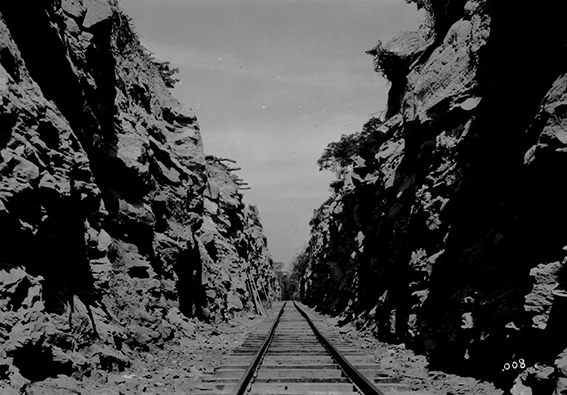 800 - A_Via_Férrea_em_Terreno_Rochoso_-_,_Acervo_do_Museu_Paulista_da_USP_(cropped).jpg