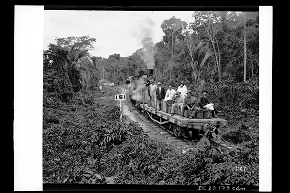 1107 - Passageiros_no_Vagão-Plataforma_do_Trem,_na_Altura_do_Quilômetro_151_da_Ferrovia_Madeira-Mamoré_-_,_Acervo_do_Museu_Paulista_da_USP.jpg