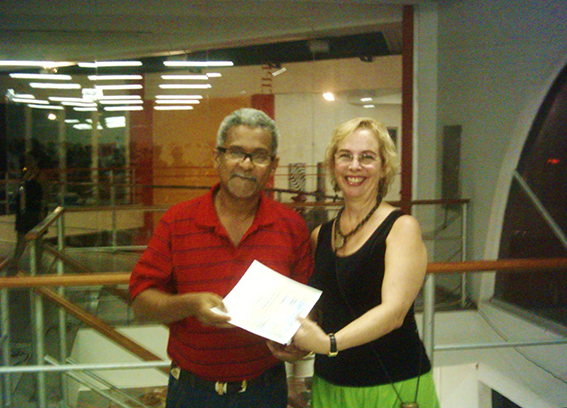 8 - J.Messias recebendo o certificado.JPG