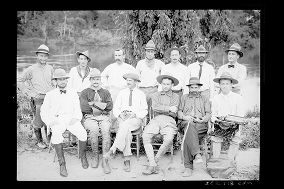 702 - Grupo_de_Norte-Americanos_com_Dois_Engenheiros_Fiscais_Brasileiros_e_Frank_W._Kravigny_(com_a_Máquina_de_Escrever)_-_,_Acervo_do_Museu_Paulista_da_USP.jpg