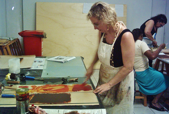 13 - profa Angella Schilling preparando a tinta.JPG