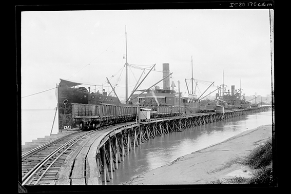 1281 - Navio_Cargueiro_Atracado_no_Cais_de_Porto_Velho_-_,_Acervo_do_Museu_Paulista_da_USP.jpg