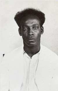 Anton de Kom — fotografia policial, Paramaribo, 1933.jpg