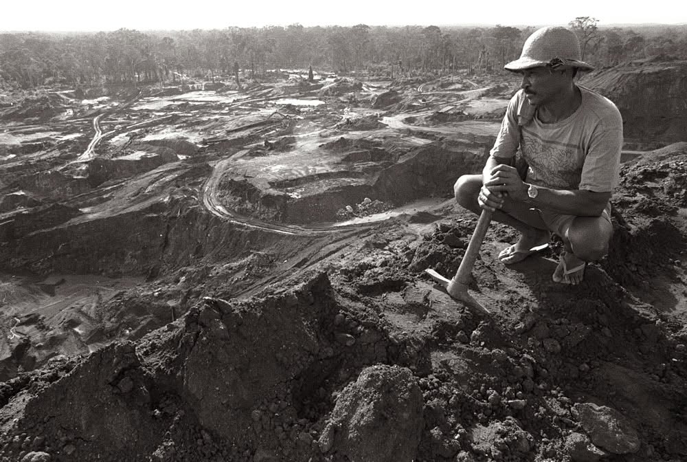 Requeiro no garimpo Bom Futuro, próximo a Ariquemes. A área era considerada a de maior teor de cassiterita. Fotografia de Marcos Santilli©1991.jpg