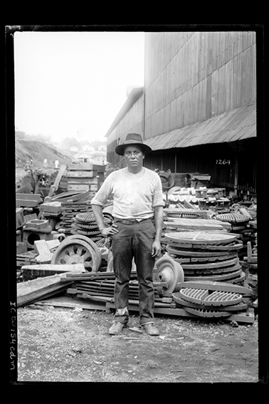 1264 - Trabalhador_no_Pátio_da_Oficina_Ferroviária_em_Porto_Velho_-_,_Acervo_do_Museu_Paulista_da_USP.jpg
