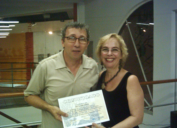 7 - Tito Tezzari recebendo o certificado.JPG