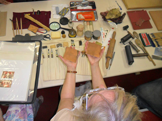 14 - mostrando  duas matrizes de metal de uma gravura..jpg