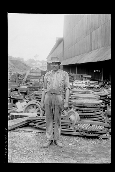 1263 - Trabalhador_Junto_a_Oficina_Ferroviária_em_Porto_Velho_-_,_Acervo_do_Museu_Paulista_da_USP.jpg