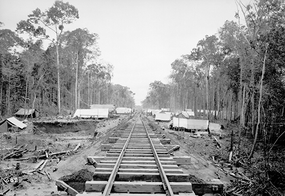 669 - Acampamento_ao_Longo_da_Ferrovia_Madeira-Mamoré_-_,_Acervo_do_Museu_Paulista_da_USP_(cropped).jpg