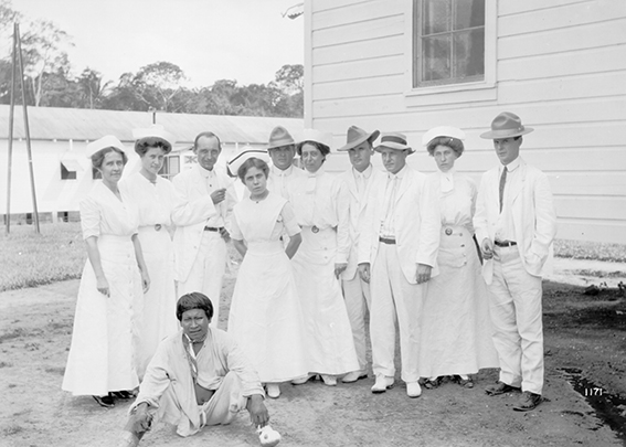 1171 - Corpo_Médico_e_de_Enfermeiras_Norte-Americanos_do_Hospital_Candelária._Sentado,_Índio_Caripuna_-_,_Acervo_do_Museu_Paulista_da_USP_(cropped).jpg