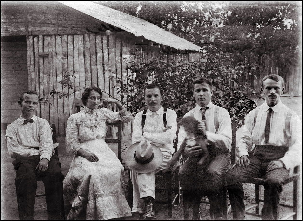 Casa Arnold - Don Fred Arnold_ Mrs_Hunrek_Señor Gasser_Señor Furrer and Señor Haase_ Bauler_1908-1911.jpg