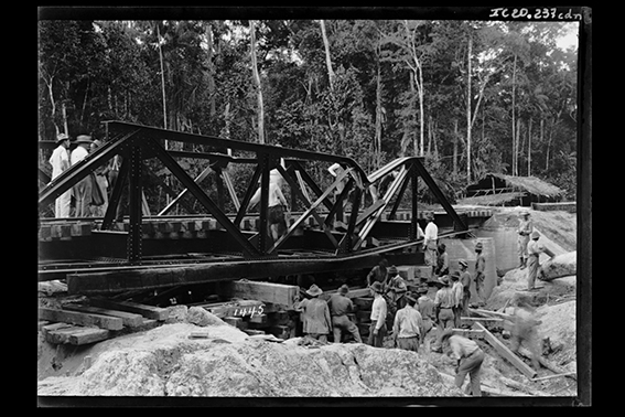 1445 - Trabalhadores_em_Obra_de_Reparo_de_Ponte_em_Trecho_da_Ferrovia_Madeira-Mamoré_-_,_Acervo_do_Museu_Paulista_da_USP.jpg