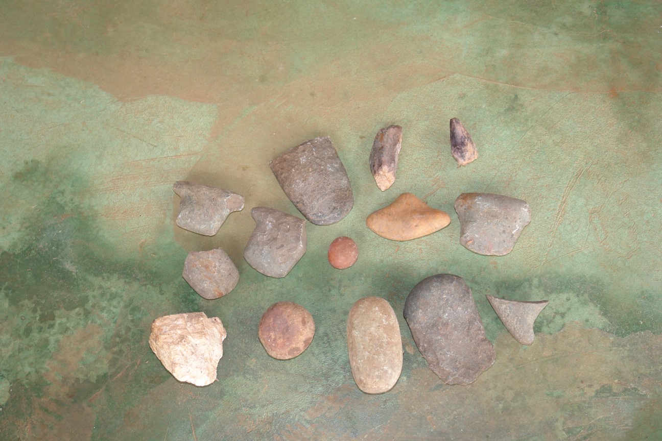 Foto Joaquim Cunha - artefatos líticos - Alto Alegre dos Parecis.jpg