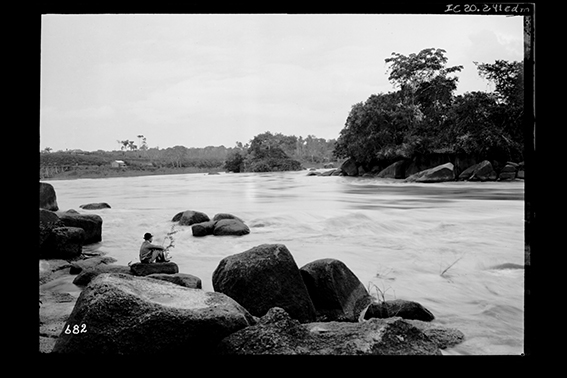 682 - Em_Santo_Antônio,_Homem_Observa_uma_das_Cachoeiras_do_Rio_Madeira_em_Época_de_Cheia_-_,_Acervo_do_Museu_Paulista_da_USP.jpg