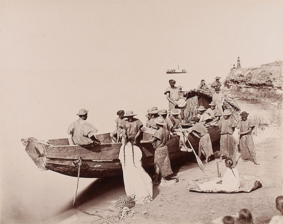 batelão boliviano e remadores em Manaus.jpg