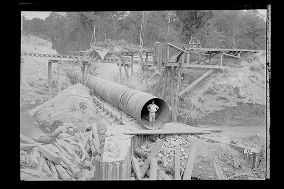 810 - Trabalhador_em_Bueiro_Metálico_Durante_as_Obras_de_Construção_da_Ferrovia_Madeira-Mamoré_-_,_Acervo_do_Museu_Paulista_da_USP.jpg