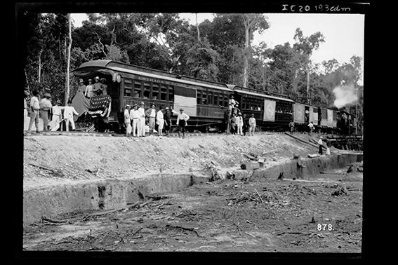 878 - Inauguração_de_Trecho_da_Ferrovia_Madeira-Mamoré._Vagão_de_1ª_Classe_com_Bandeira_Brasileira_e_Norte-Americana_-_,_Acervo_do_Museu_Paulista_da_USP.jpg