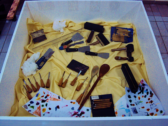 5 -  vitrine com as ferramentas para   xilogravura.JPG
