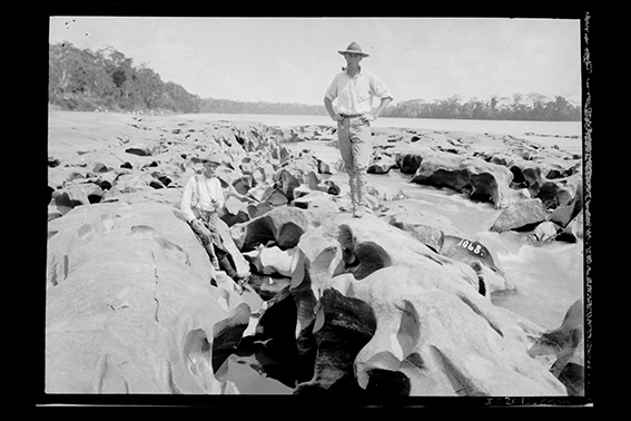 1068 - Homens_em_uma_das_Cachoeiras_do_Rio_Madeira_na_Época_da_Seca,_Acervo_do_Museu_Paulista_da_USP.jpg