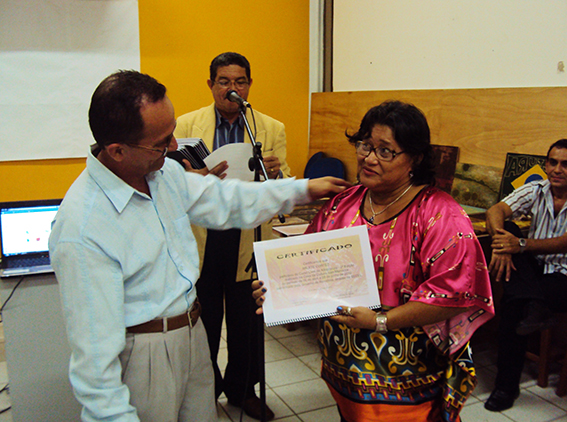 22 -  entrega  pelo diretor da Casa de Cultura para Arlete Cortez.JPG