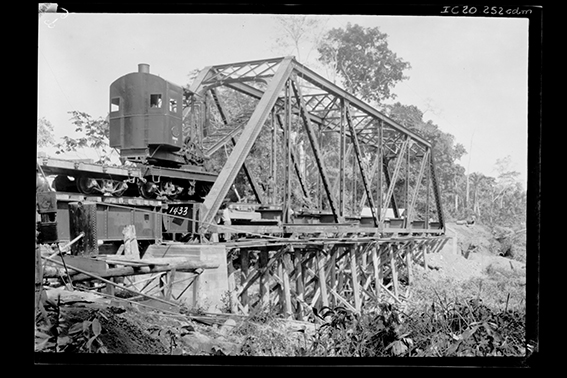 1433 - Trabalhadores_e_Guindaste_de_Obras,_a_Vapor,_na_Construção_de_Ponte,_sobre_Afluente_do_Rio_Madeira_-_,_Acervo_do_Museu_Paulista_da_USP.jpg