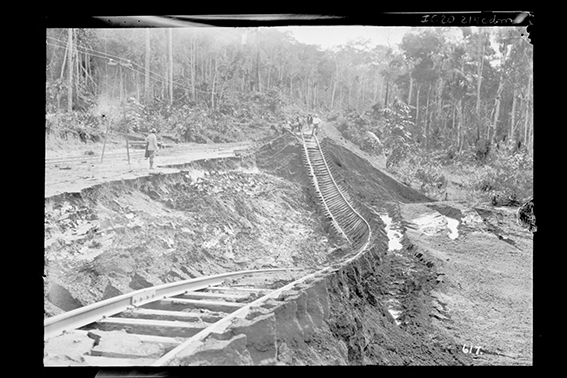 617 - Deslizamento_de_Trilhos_Provocado_por_Chuvas_-_,_Acervo_do_Museu_Paulista_da_USP.jpg