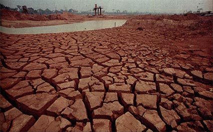 Revista Manchete 1993 - chão rachado.jpg