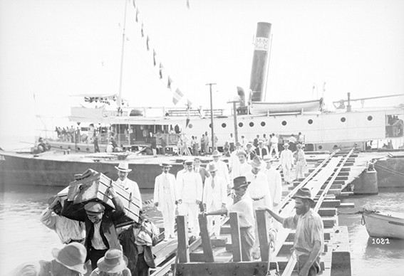 1081 - Desembarque_do_Navio_M.M.Rway_Co._-_,_Acervo_do_Museu_Paulista_da_USP_(cropped).jpg