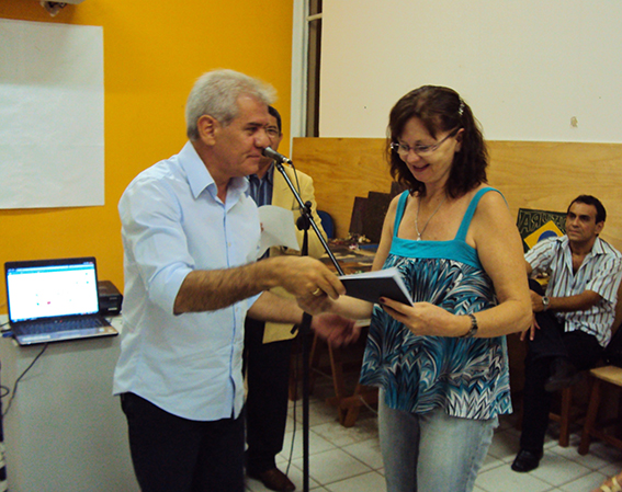 20 -  entrega do certificado pelo Sr. Secretário Jucélis.JPG