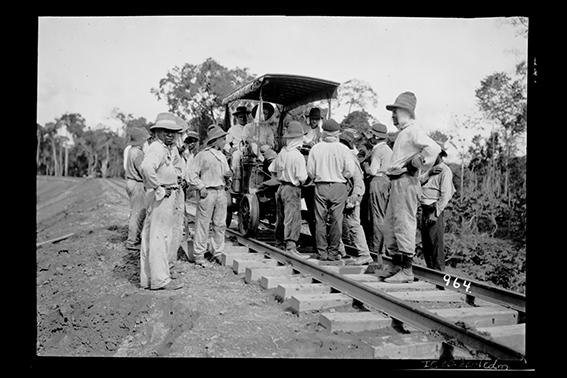 964 - Grupo_de_Trabalhadores_Recebendo_seus_Salários_Junto_a_Carro_de_Linha_-_,_Acervo_do_Museu_Paulista_da_USP.jpg