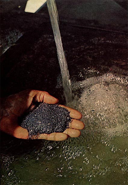 Revista Manchete 1967 - pegando minério do Jigue.jpg