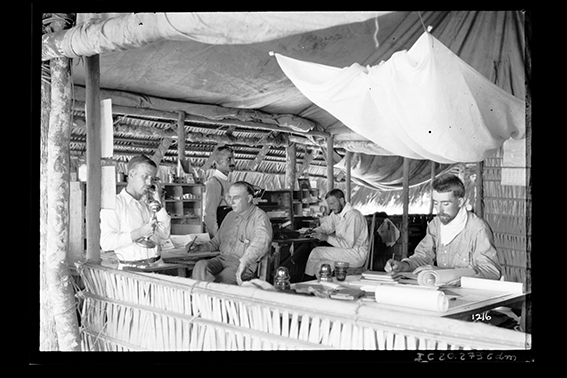 1216 - Engenheiros_Americanos_e_Desenhista_-_,_Acervo_do_Museu_Paulista_da_USP.jpg