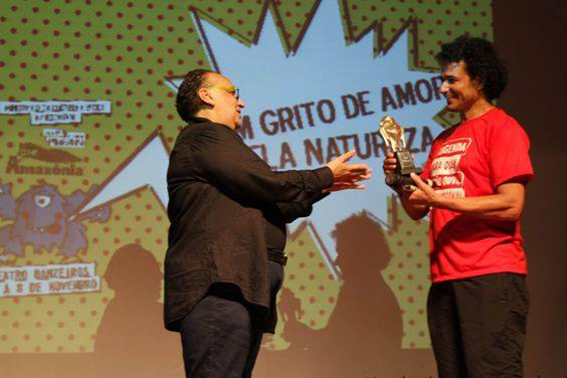 Recebendo o Troféu Mapinguari 01 por Anima4 -  Cineamazônia 2014.jpg