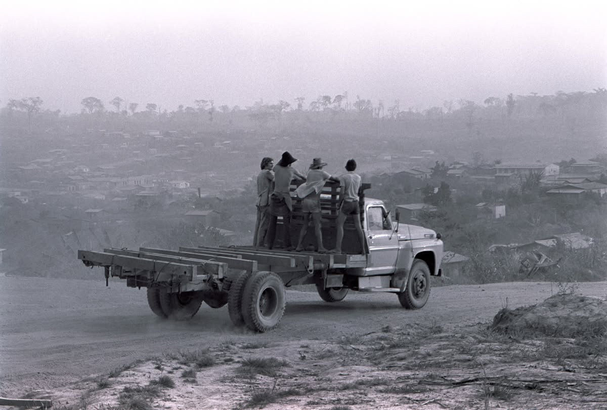 Caminhão madeireiro sai da cidade nascente de Colorado para buscar madeira. Fotografia de Marcos Santilli©1981.jpg