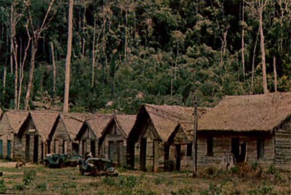 Revista Manchete 1971 - residências abandonadas no garimpo do Vietnã.jpg