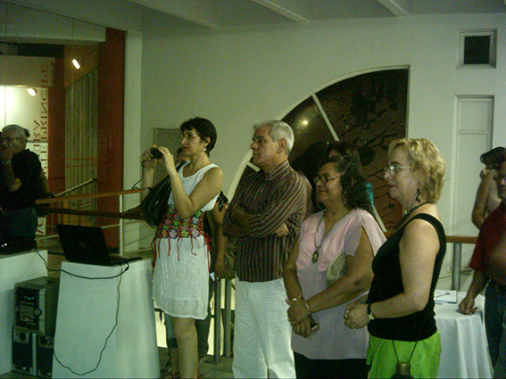 2 - assistindo ao vídeo.JPG