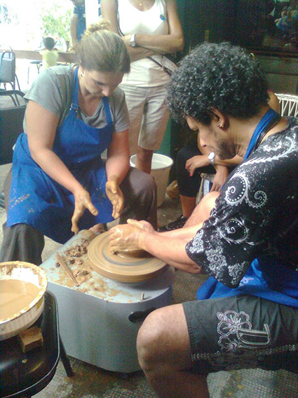 2010 - Aprendendo o ofício com a profª e ceramista Flávia Santoro (1).jpg