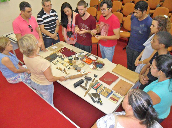 09 - falando sobre o processo da gravação numa matriz de metal.jpg