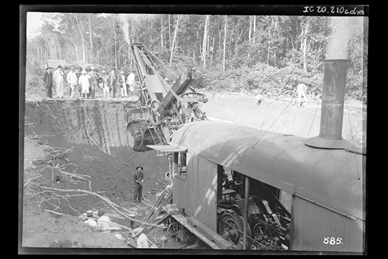 585 - Escavadeira_a_Vapor_nas_Obras_de_Fundação_da_Construção_da_Ferrovia_Madeira-Mamoré_-_,_Acervo_do_Museu_Paulista_da_USP.jpg