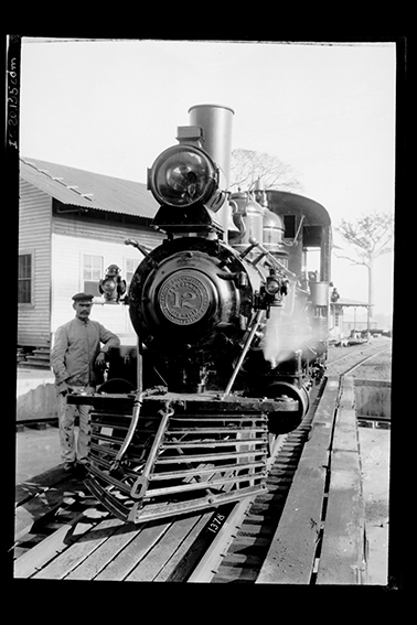 1378, - Maquinista_Junto_a_Locomotiva_Baldwin_Deixada_na_Vila_Santo_Antonio_por_P.__T._Collins_em_1879_-__Acervo_do_Museu_Paulista_da_USP.jpg