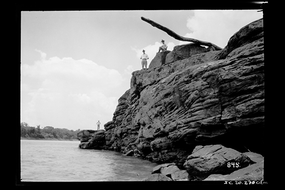845 - Trabalhadores_Observam_uma_das_Cachoeiras_do_Rio_Madeira_em_Época_de_Seca_-_,_Acervo_do_Museu_Paulista_da_USP.jpg