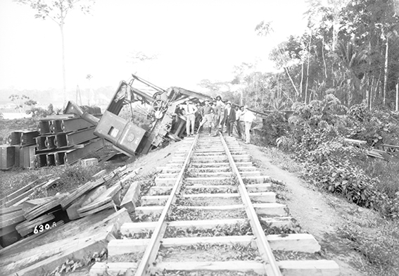 630A - Descarrilamento_de_um_Guindaste_de_Obra_em_Trecho_da_Ferrovia_Madeira-Mamoré_-_,_Acervo_do_Museu_Paulista_da_USP_(cropped).jpg