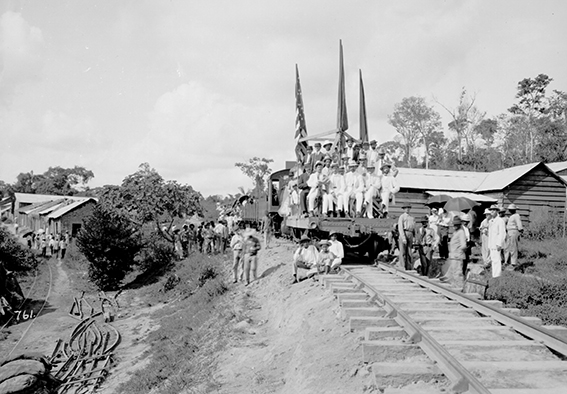 761 - Comitiva_em_Santo_Antonio_por_Ocasião_da_Inauguração_do_Primeiro_Trecho_da_Estrada_de_Ferro_Madeira-Mamoré_-_,_Acervo_do_Museu_Paulista_da_USP_(cropped).jpg