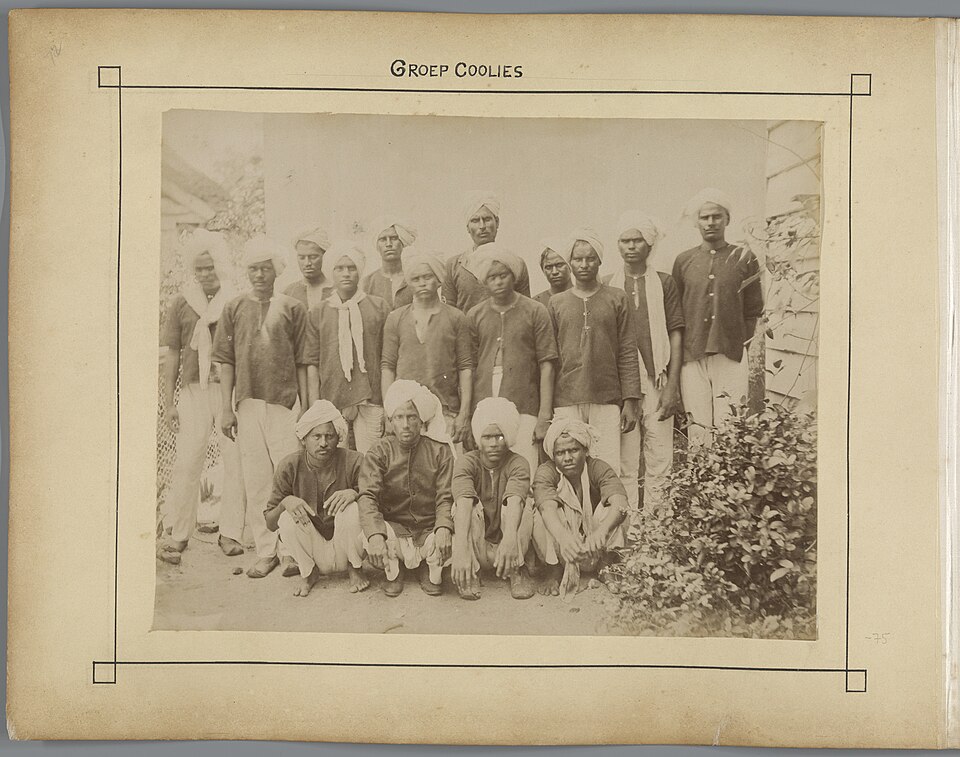Trabalhadores contratados hindustânicos no Suriname, c. 1898–1902.jpg