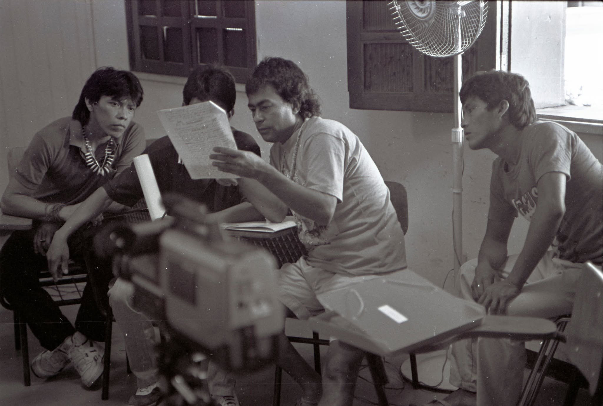 Ailton Krenak em Porto Velho, 1990, reunido com lideranças indígenas. Fotografia de Marcos Santilli©.jpg