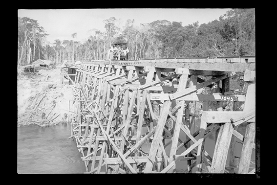 1045 - Grupo_de_Homens_Junto_a_Carro_de_Linha_-_,_Acervo_do_Museu_Paulista_da_USP.jpg